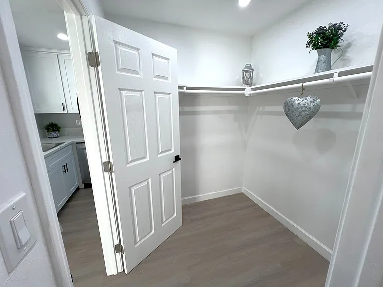 Estrellita Arms Apartments — Photo 12