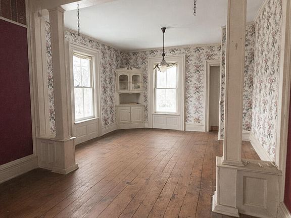 5th image of 402 New York 8 Rte