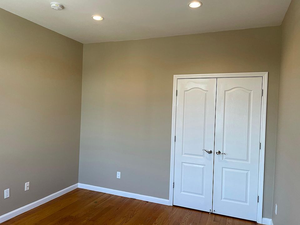 1st image of 28 Cabot Pl #1