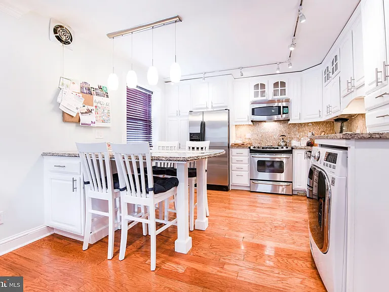 7036 Strathmore St #211 — Photo 9