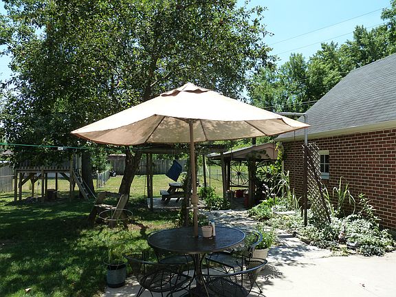 5th image of 119 W Market St