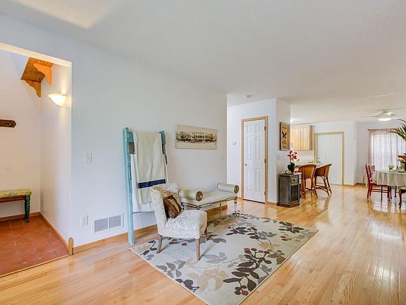 4th image of 828 24th Ave NE