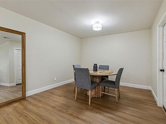 4th image of 1481 W Hall Ave