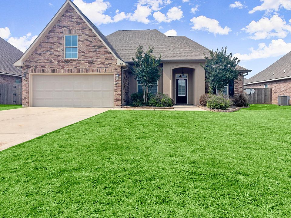 A gorgeous view of your next stay in an expertly maintained property, built after 2018. The house resides in a quiet neighborhood in a convenient location.