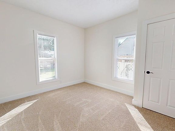 5th image of 110 E Emerald St