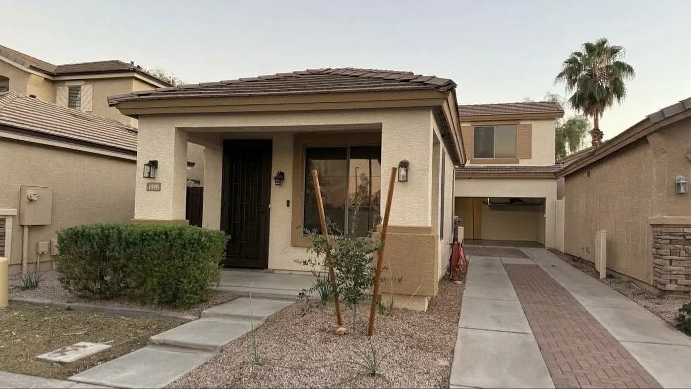 1911 W Gail Dr — Photo 2