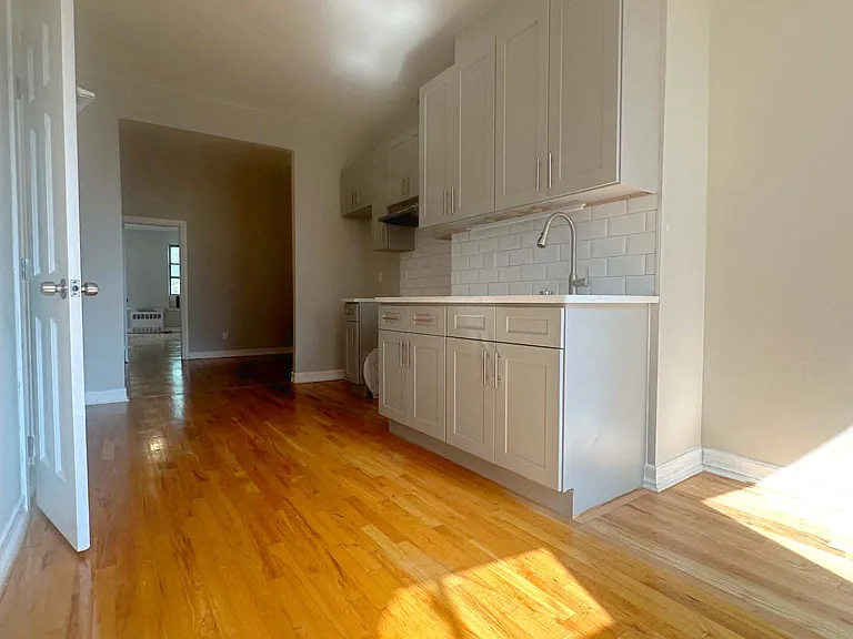501 Graham Ave #2L — Photo 1