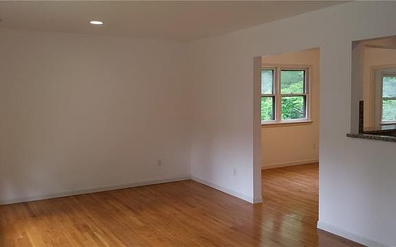 3rd image of 27 Julia Dr