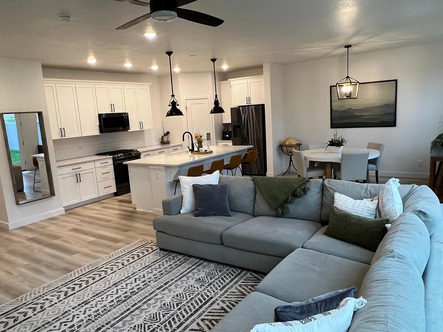 4 bed, 3.5 bath, 2751 sqft, $4,950 — Photo 1