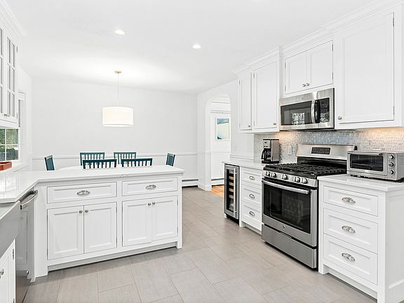 4th image of 80 Bay St