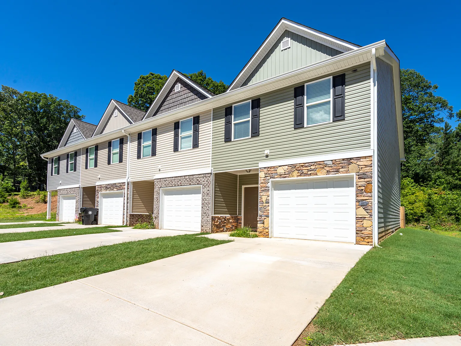 3 bed, 2.5 bath, 1660 sqft, $2,100 — Photo 2