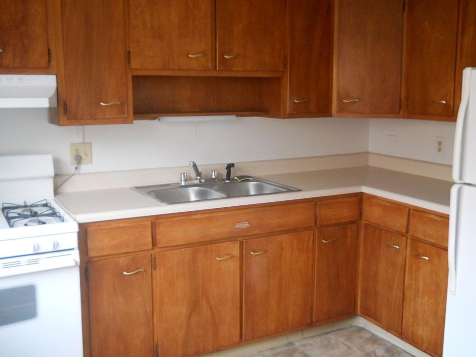 1st image of 15 Webster Ct APT 2