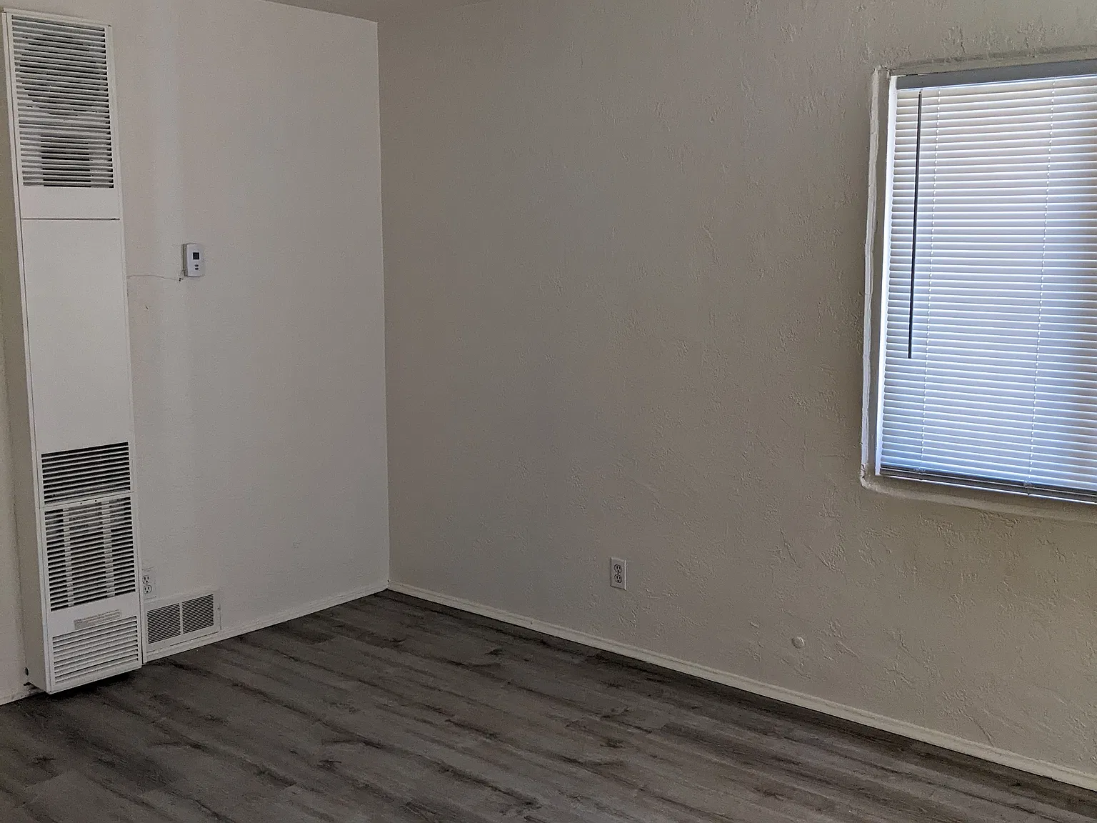 Updated Nob Hill One Bedroom Apt - Spacious Floor Plan and Yard! — Photo 3