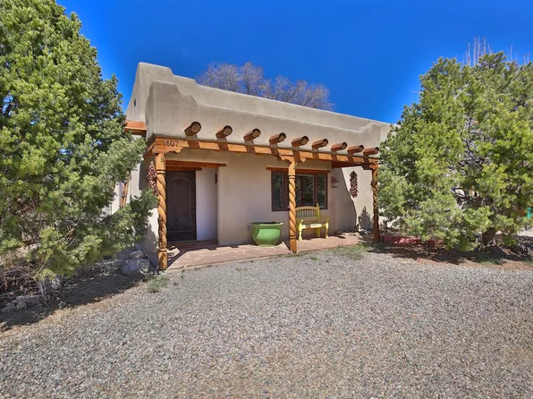 607 Critcher Rd, Taos, NM 87571