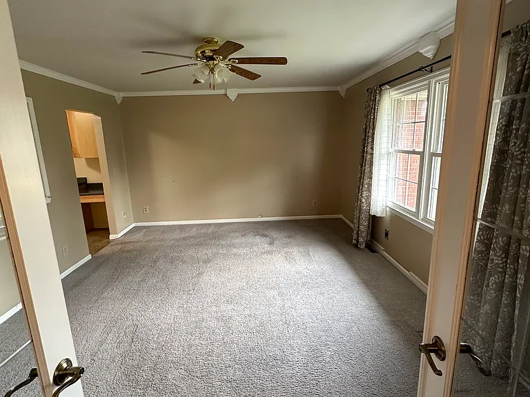 986 Crestview Dr — Photo 6