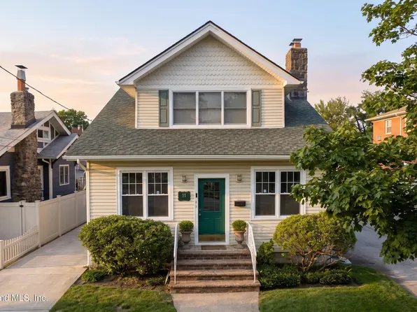 11 Edgewood Rd, Staten Island, NY 10308