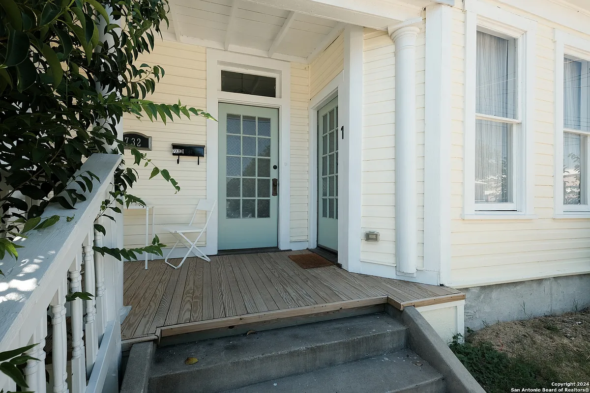 Photo 2 of 10 - 732 Lamar St #1 - San Antonio, TX Building Photo - 732 Lamar St #1