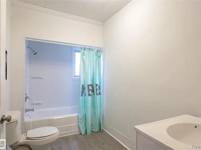 107 E Perry St — Photo 5