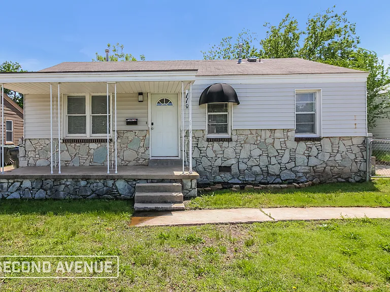110 E Myrtle Dr — Photo 1
