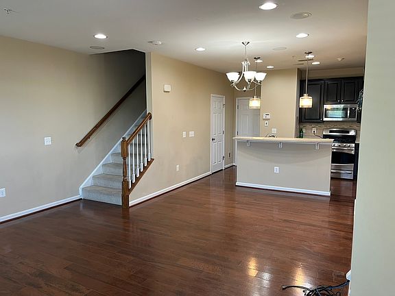 3rd image of 43833 Centergate Dr