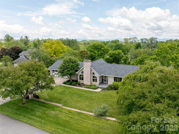 8 Scenic View Dr, Weaverville, NC 28787