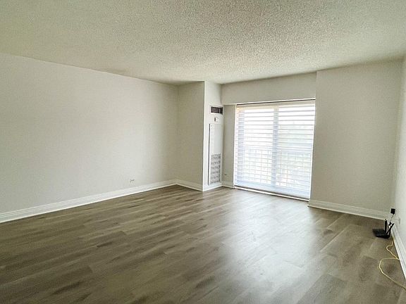 3rd image of 350 W Belden Ave APT 410