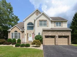 28 Goosetown Dr, Clinton, NJ 08809