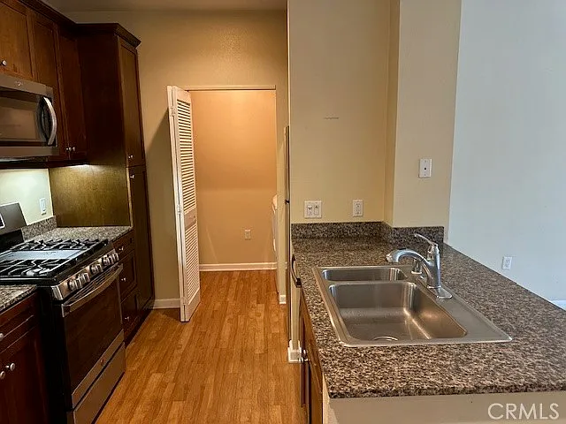 2 bed, 1052 sqft, $3,300 — Photo 3