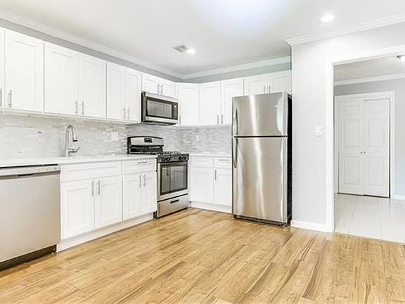 3rd image of 204 Country Club Ln