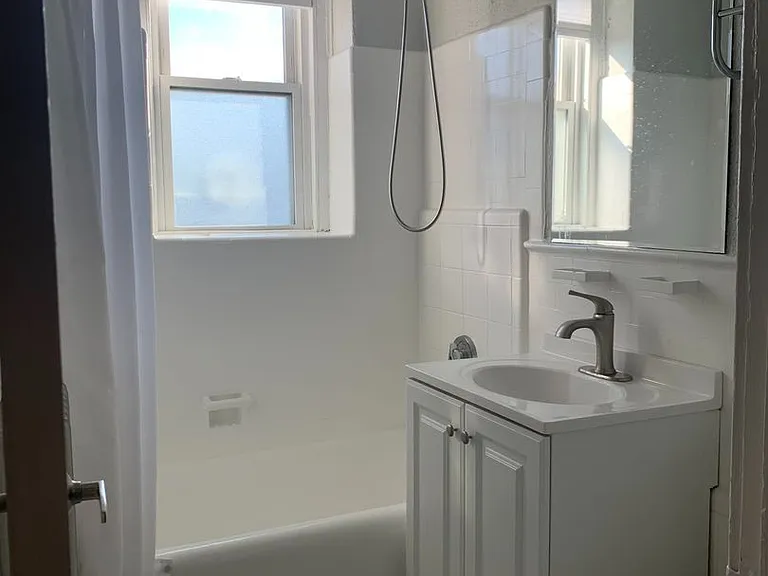 100 Howe Street — Photo 104