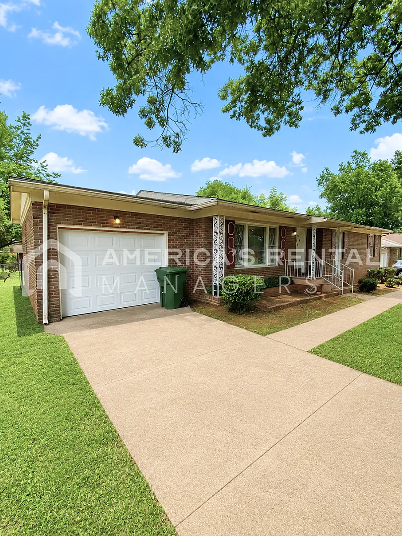 Home For Rent In Huntsville! Minutes From Downtown & Bridge Street Town Centre! Available Now! — Photo 3