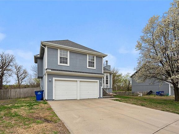 3rd image of 820 River Dr