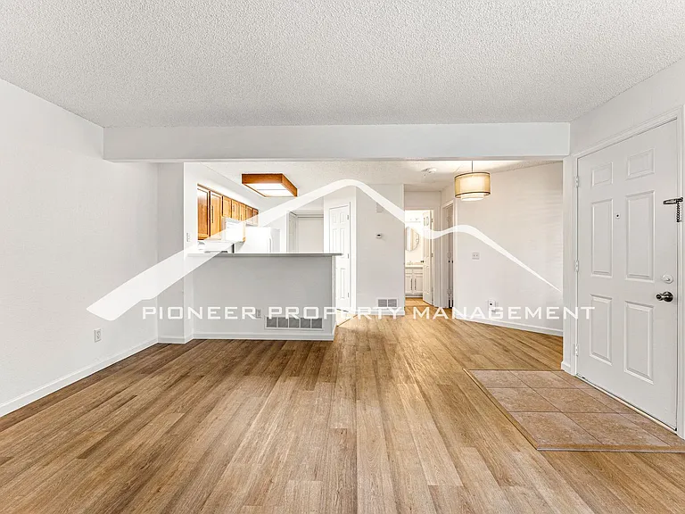 940 S Dahlia St #A — Photo 3