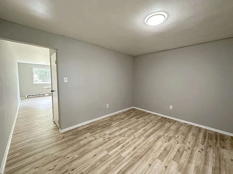 Woodland Manor Apartments — Photo 7