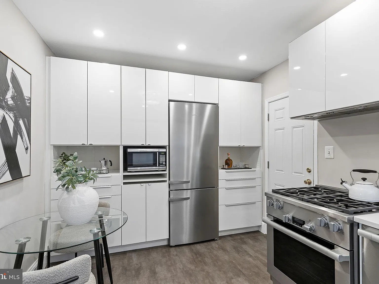 2 bed, 1.0 bath, 896 sqft, $2,400 — Photo 3