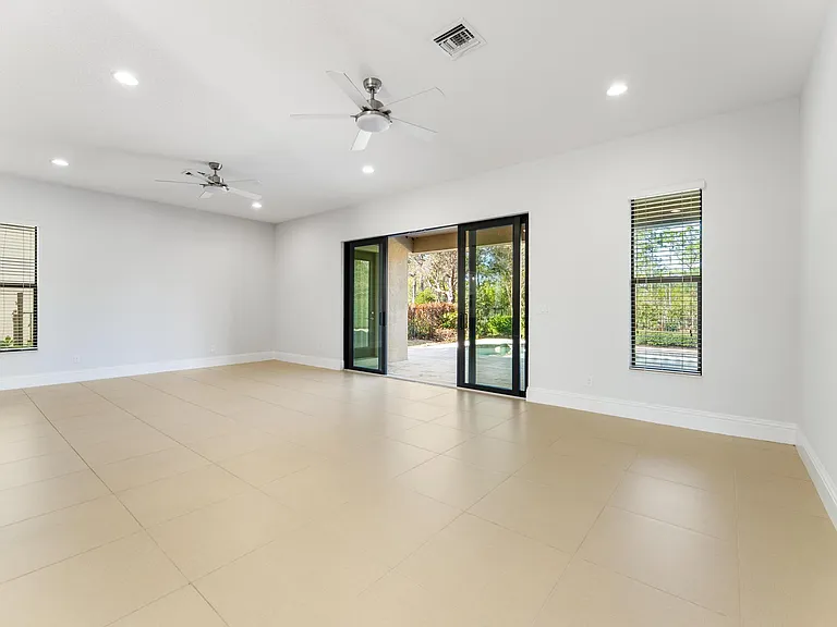 259 SE Calmo Cir — Photo 9