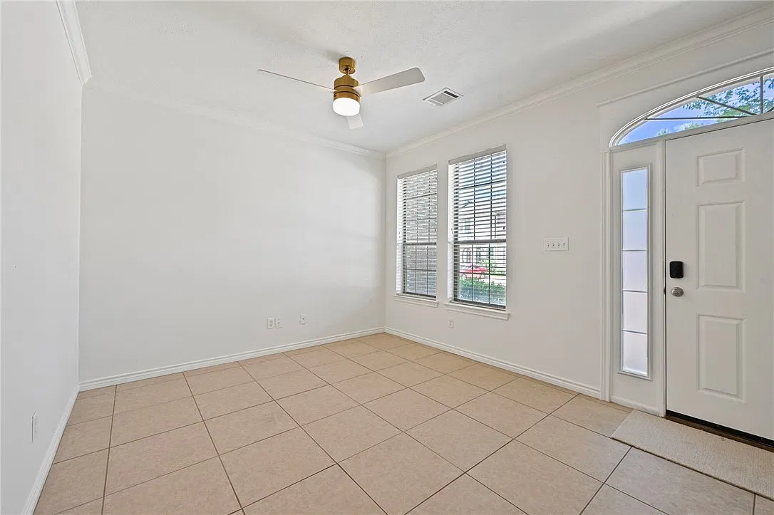 3 bed, 1405 sqft, $2,100 — Photo 4