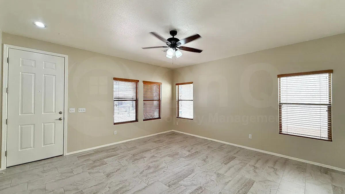 3 bed, 2.5 bath, 1816 sqft, $2,100 — Photo 4