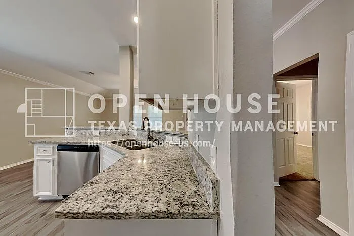 3 bed, 2.0 bath, 1818 sqft, $2,050 — Photo 4