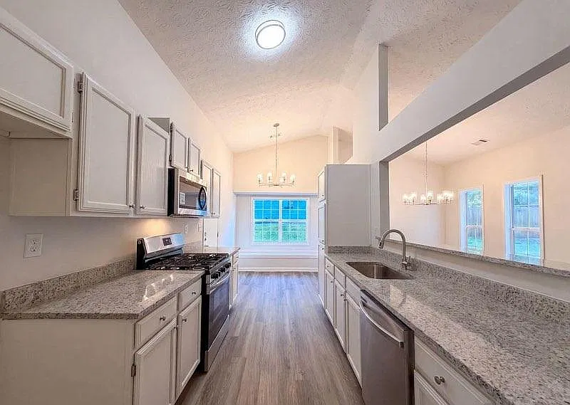 3 bed, 1390 sqft, $1,710 — Photo 2
