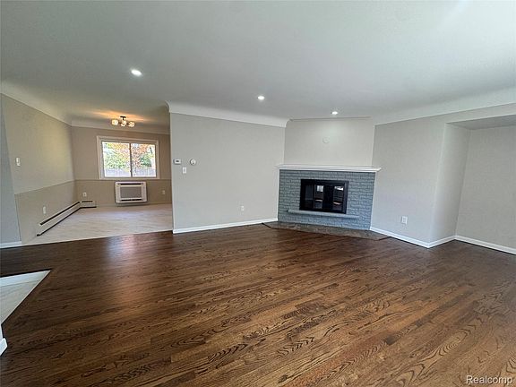 4th image of 2731 Huntington Park Dr
