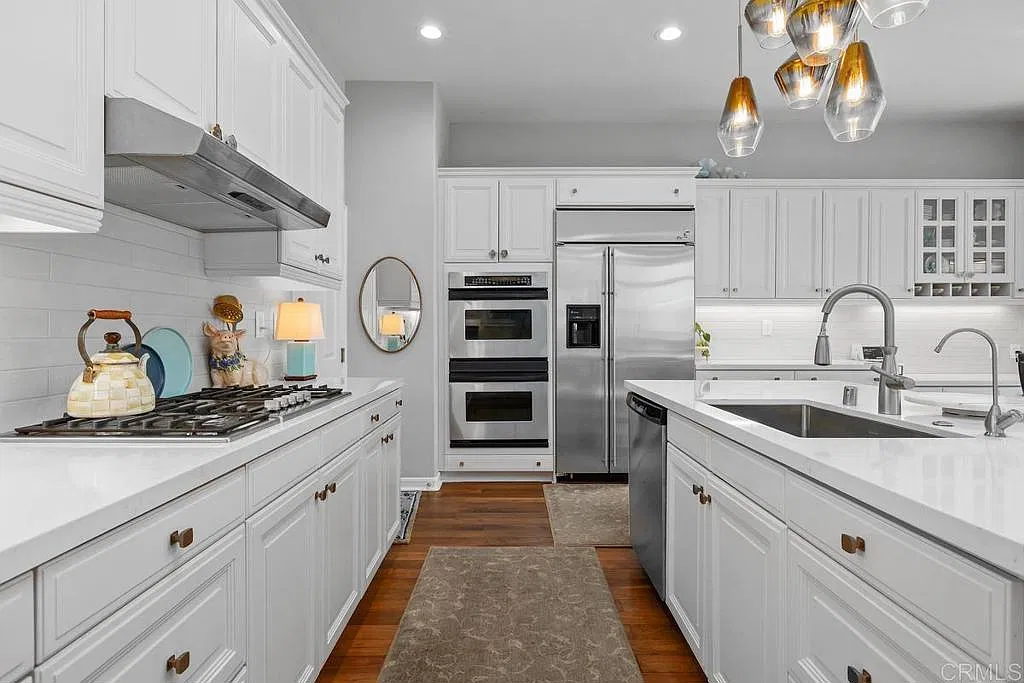 2 bed, 2.5 bath, 2640 sqft, $8,950 — Photo 4