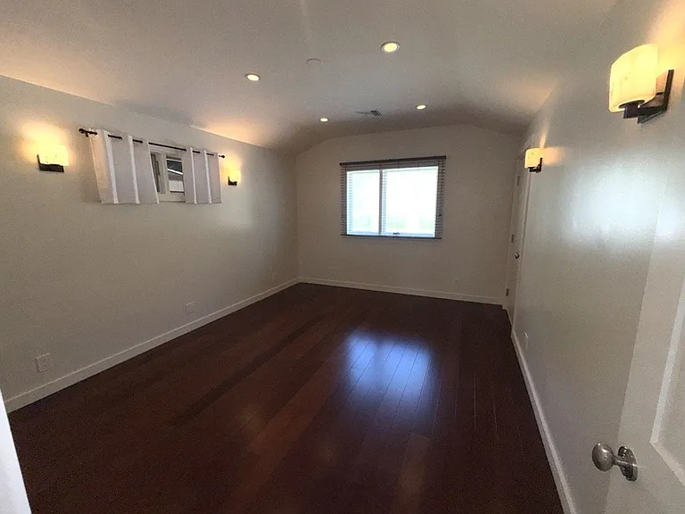 2746 N Kenneth Rd — Photo 24