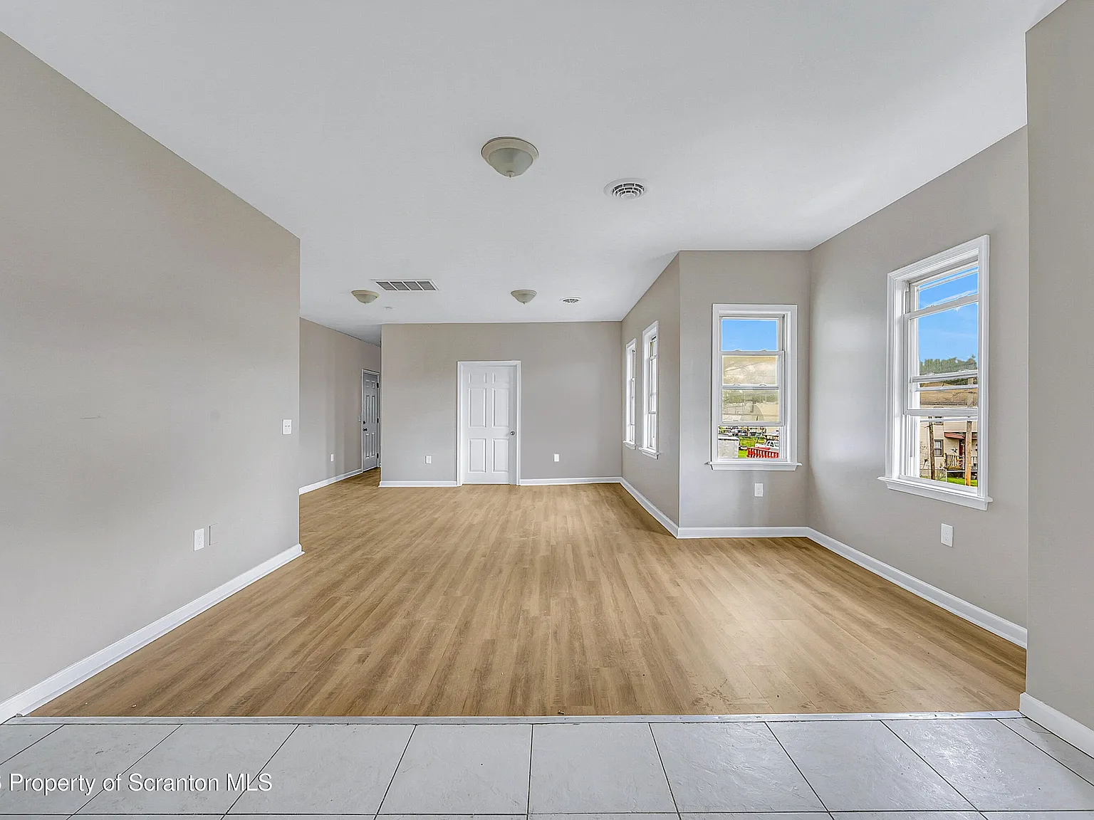 3 bed, 1.0 bath, 1058 sqft, $1,175 — Photo 4