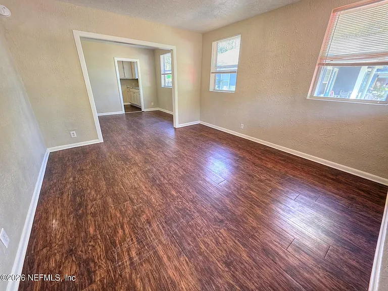 916 W 25th St — Photo 7