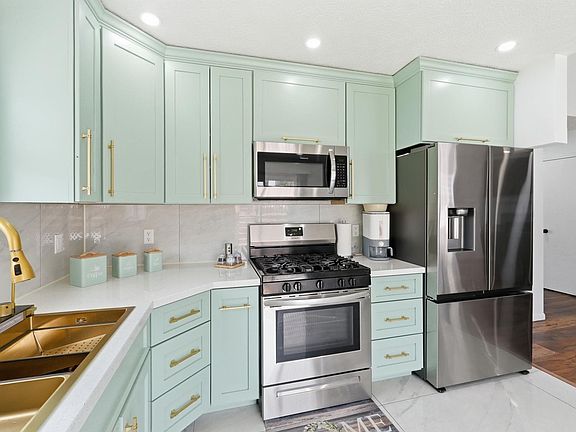 5th image of 332 Plantation Way