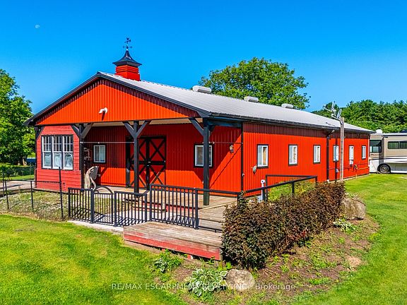 4th image of 2172 Centre Rd W