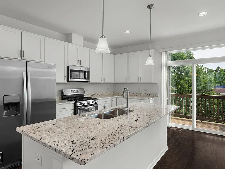 821 W Chase Ln — Photo 7