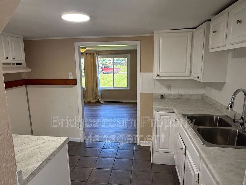 3 bed, 1.5 bath, 944 sqft, $1,350 — Photo 3