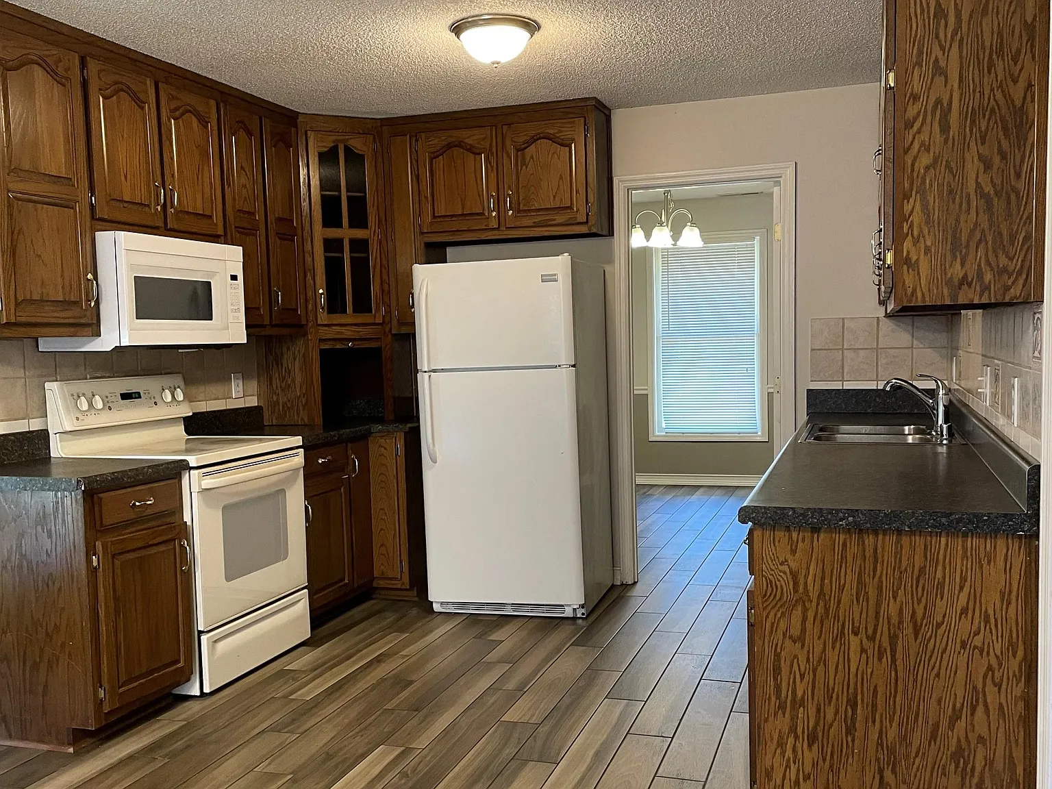 3 bed, 1972 sqft, $1,875 — Photo 4